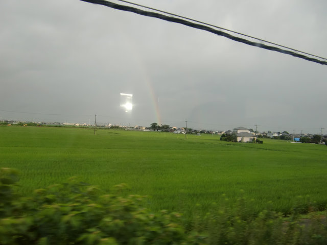 福岡空港へ向かう電車の中から見た筑紫野平野には、虹がふたつかかっていたわ。